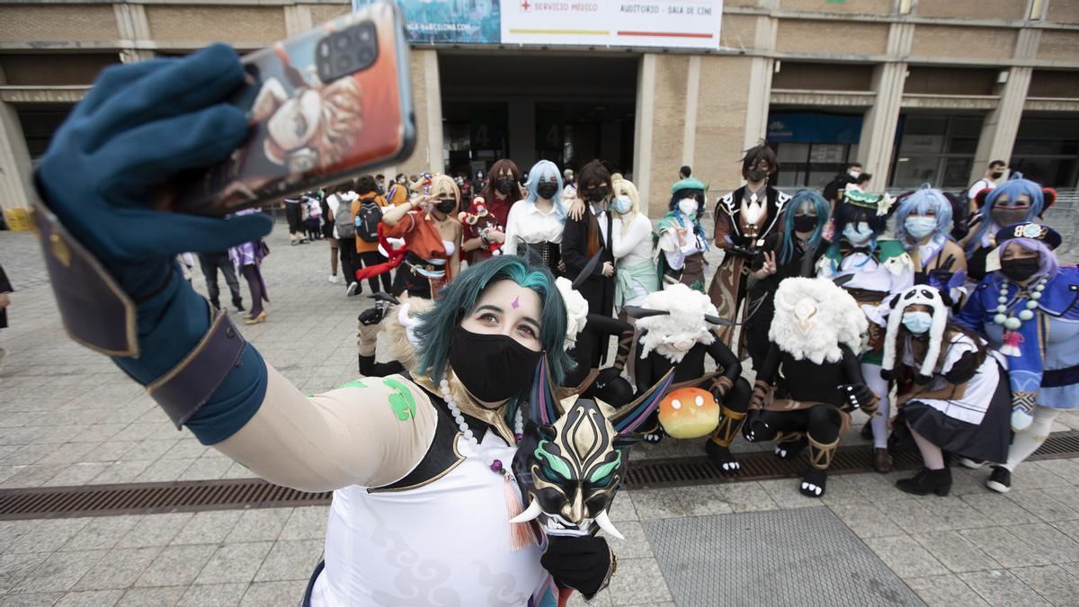 Selfie de un grupo de cosplayers.