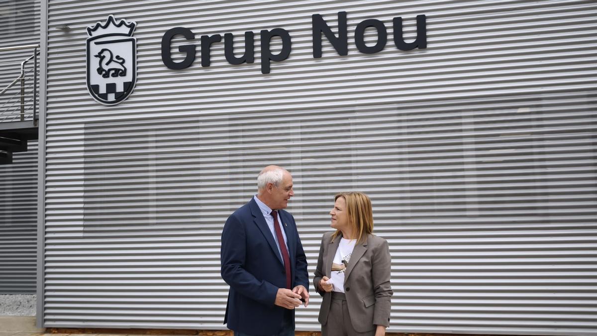 La delegada del Gobierno y el alcalde de Aielo de Malferit en la inauguración de la reforma del Grup Nou.