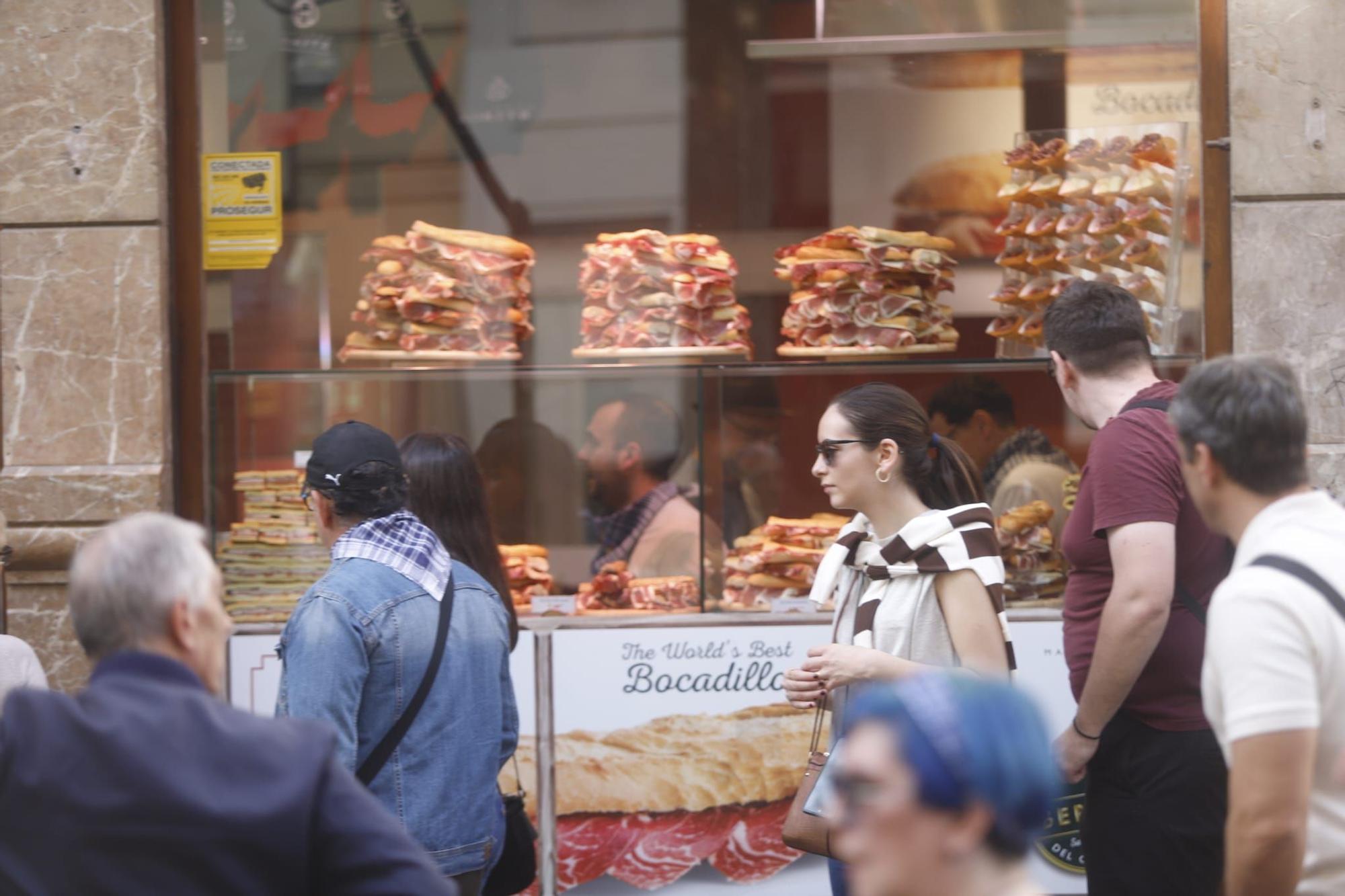 El ambiente fallero y el calor, protagonistas este domingo en València