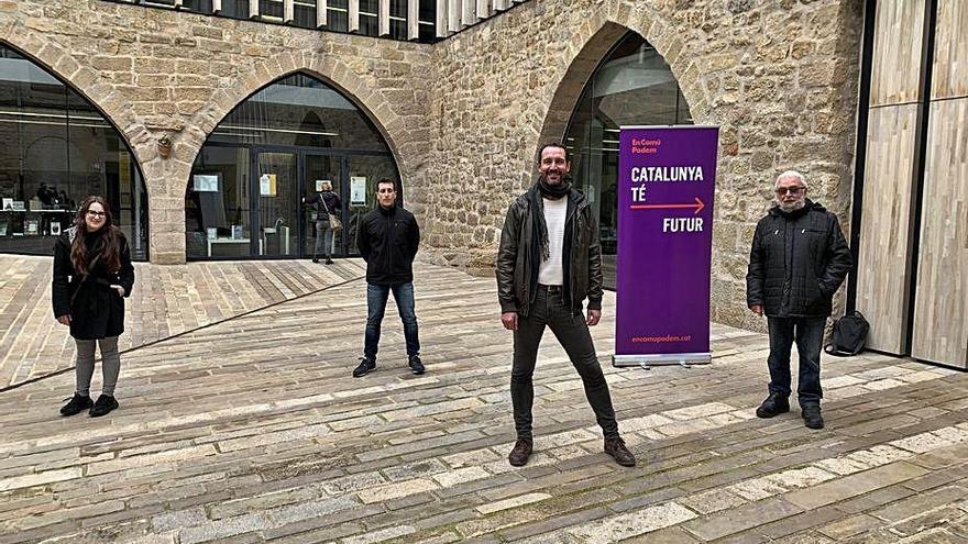 Ferre, Parés, Moya i Colell davant la biblioteca de Solsona