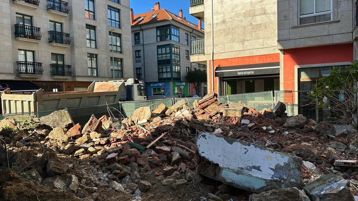 Escombros que dejó la demolición de la vivienda número 6 de la Rúa da Madalena, en Milladoiro
