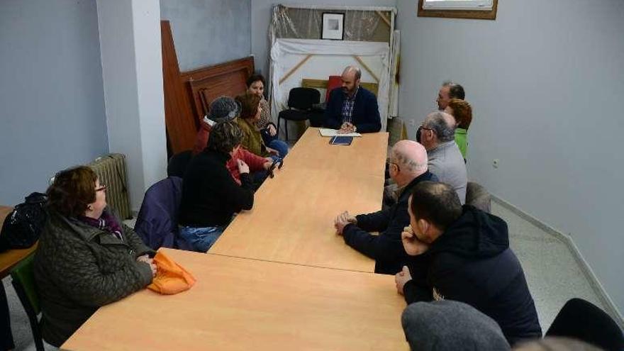 Juncal y los vecinos de Beluso durante la audiencia de ayer. // G.N.