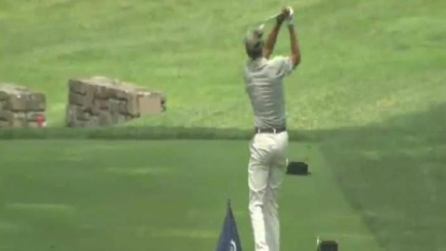 Obama se relaja jugando al golf