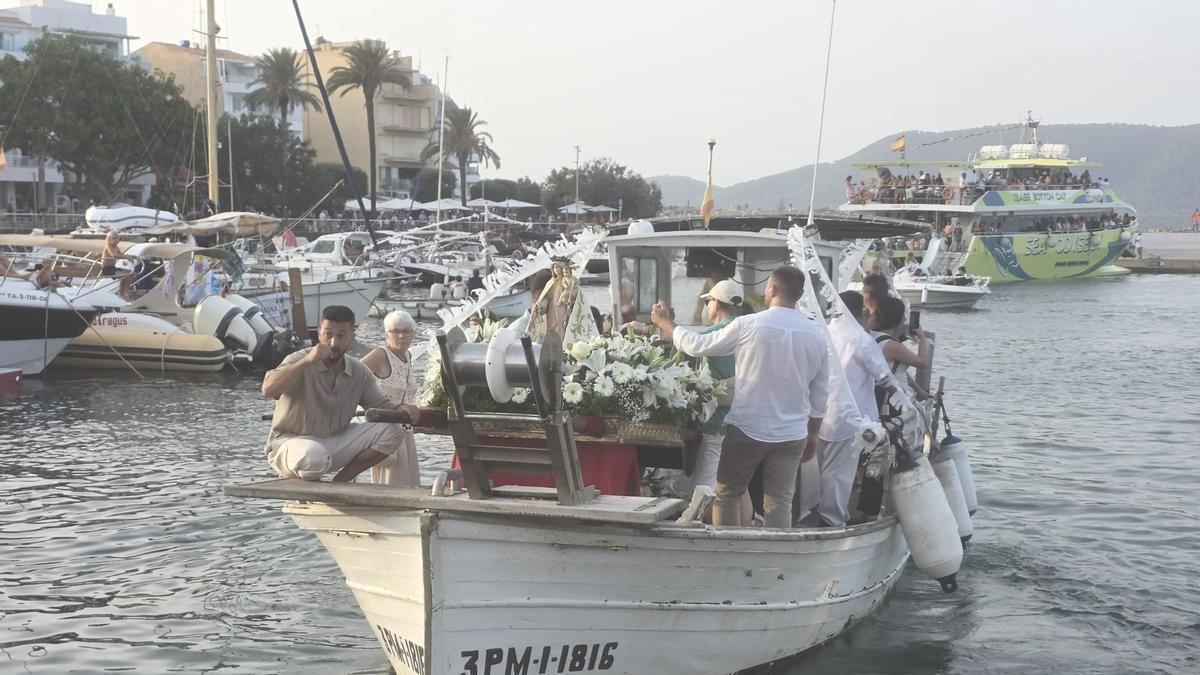 Una imagen de la procesión celebrada en Cala Bona.