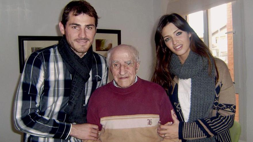 Casillas, con su abuelo y Sara Carbonero en 2010.