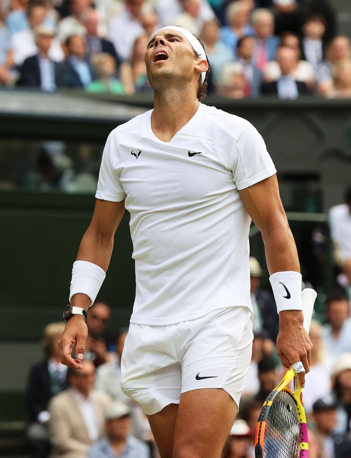 Wimbledon (United Kingdom), 06/07/2022.- Rafael Nadal of Spain reacts during his men’s quarter final match against Taylor Fritz of the USA at the Wimbledon Championships in Wimbledon, Britain, 06 July 2022. (Tenis, España, Reino Unido, Estados Unidos) EFE/EPA/KIERAN GALVIN EDITORIAL USE ONLY