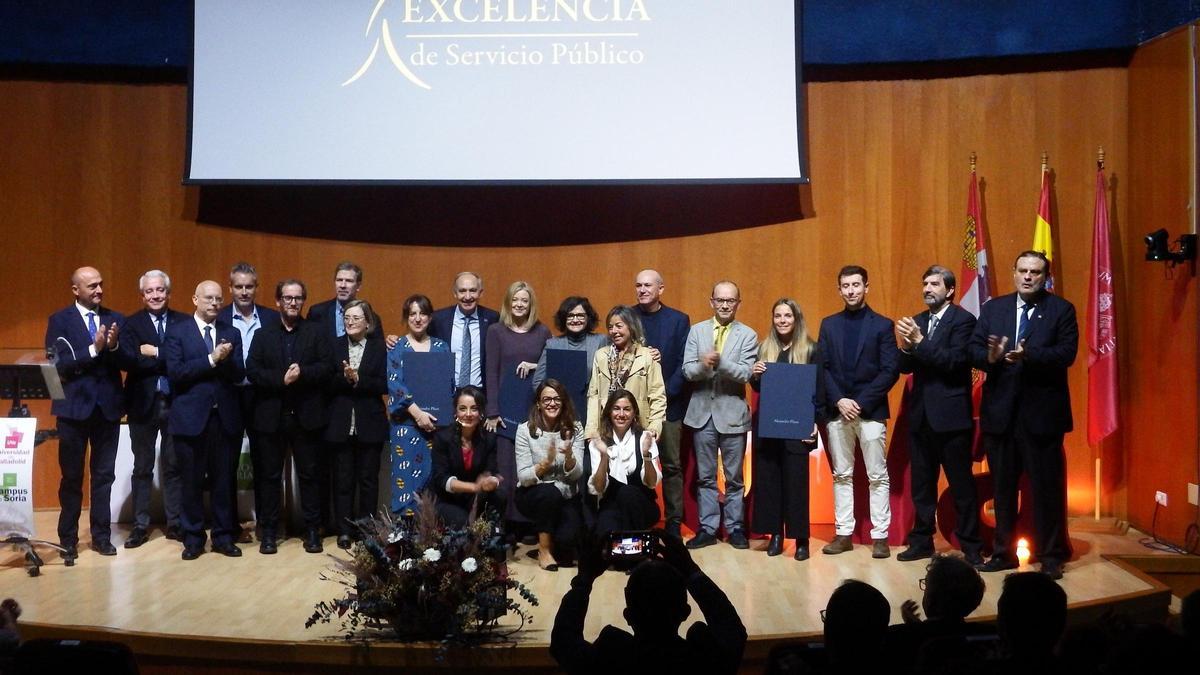 Foto de familia de los premios concedidos por la Universidad de Valladolid.