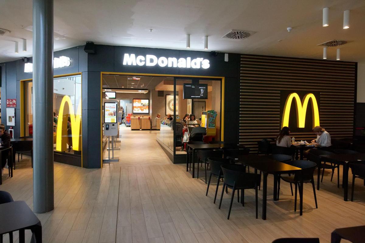 McDonalds se ha trasladado a otro local con unas renovadas instalaciones.