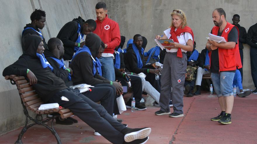 Archivo - Trabajadores de Cruz Roja junto a los migrantes que han llegado esta mañana, en el muelle de la Restinga, a 11 de septiembre de 2023, en El Hierro, Canarias (España). En la mañana de hoy se ha procedido al traslado de más de 400 inmigrantes que