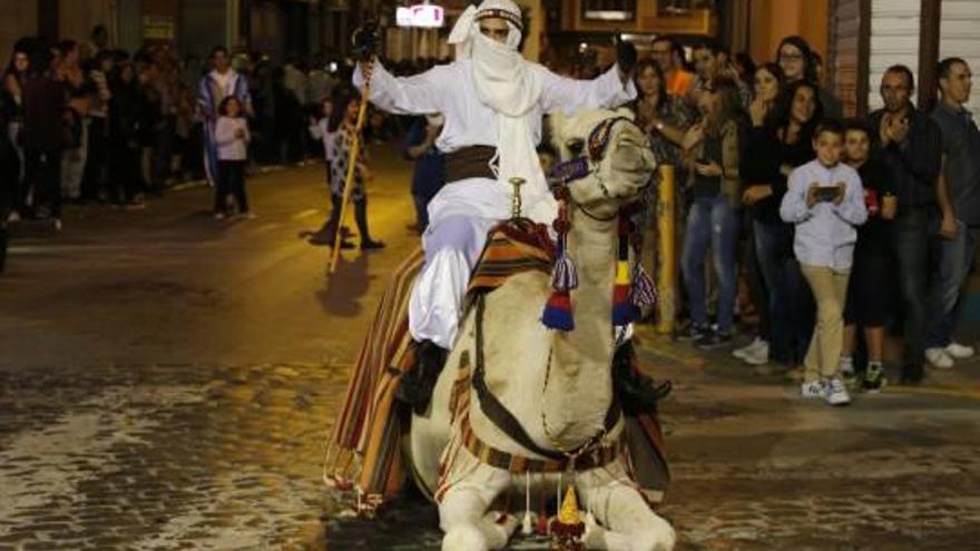 Los Moros y Cristianos ven irrenunciable  la utilización de animales en sus desfiles