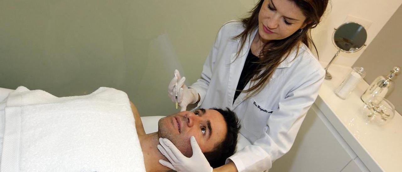 Un hombre durante un tratamiento de medicina estética en Vigo