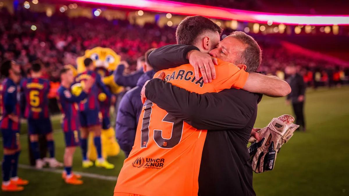 Hansi Flick se abraza a Joan Garcia tras acabar el partido ante el Athletic