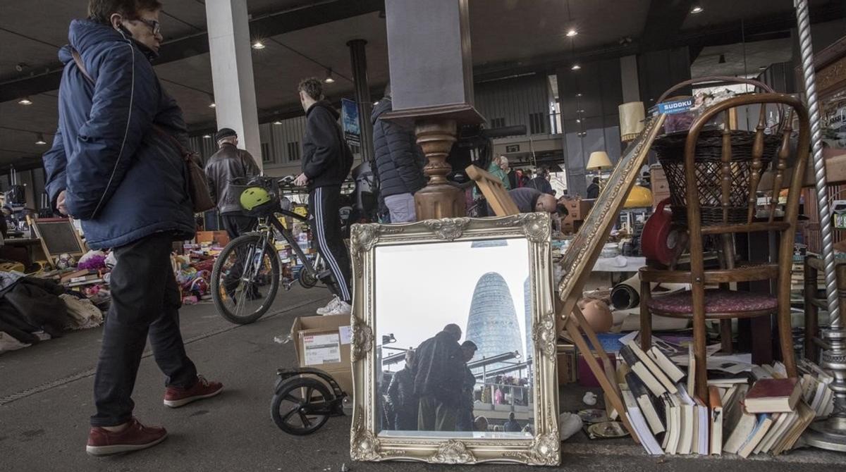 La Torre Glòries, reflejada en un espejo durante una subasta matinal.
