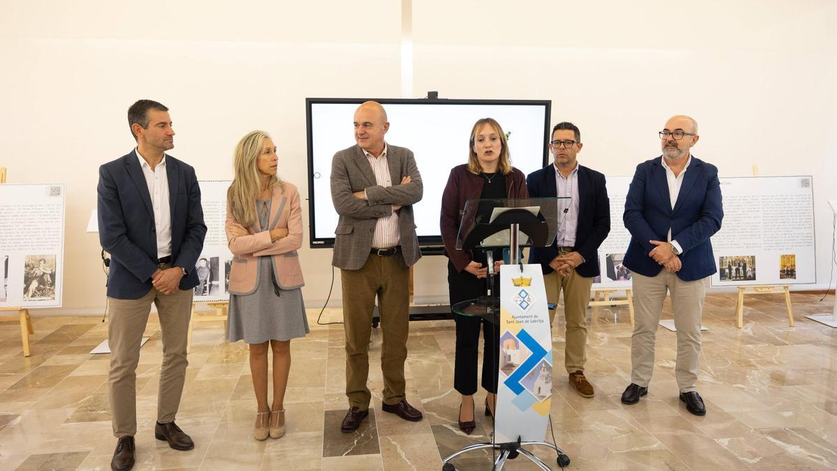 Tania Marí, alcaldesa de Sant Joan, en el centro, tras el Consell de Alcaldes.