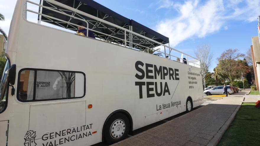 El autobús de la Conselleria para promocionar el uso del valenciano.