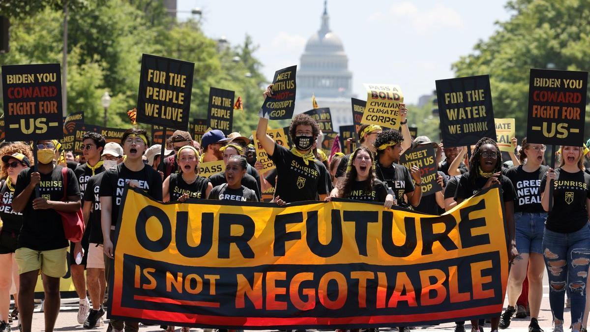 Cientos de personas se manifiestan contra la crisis climática en Washington.