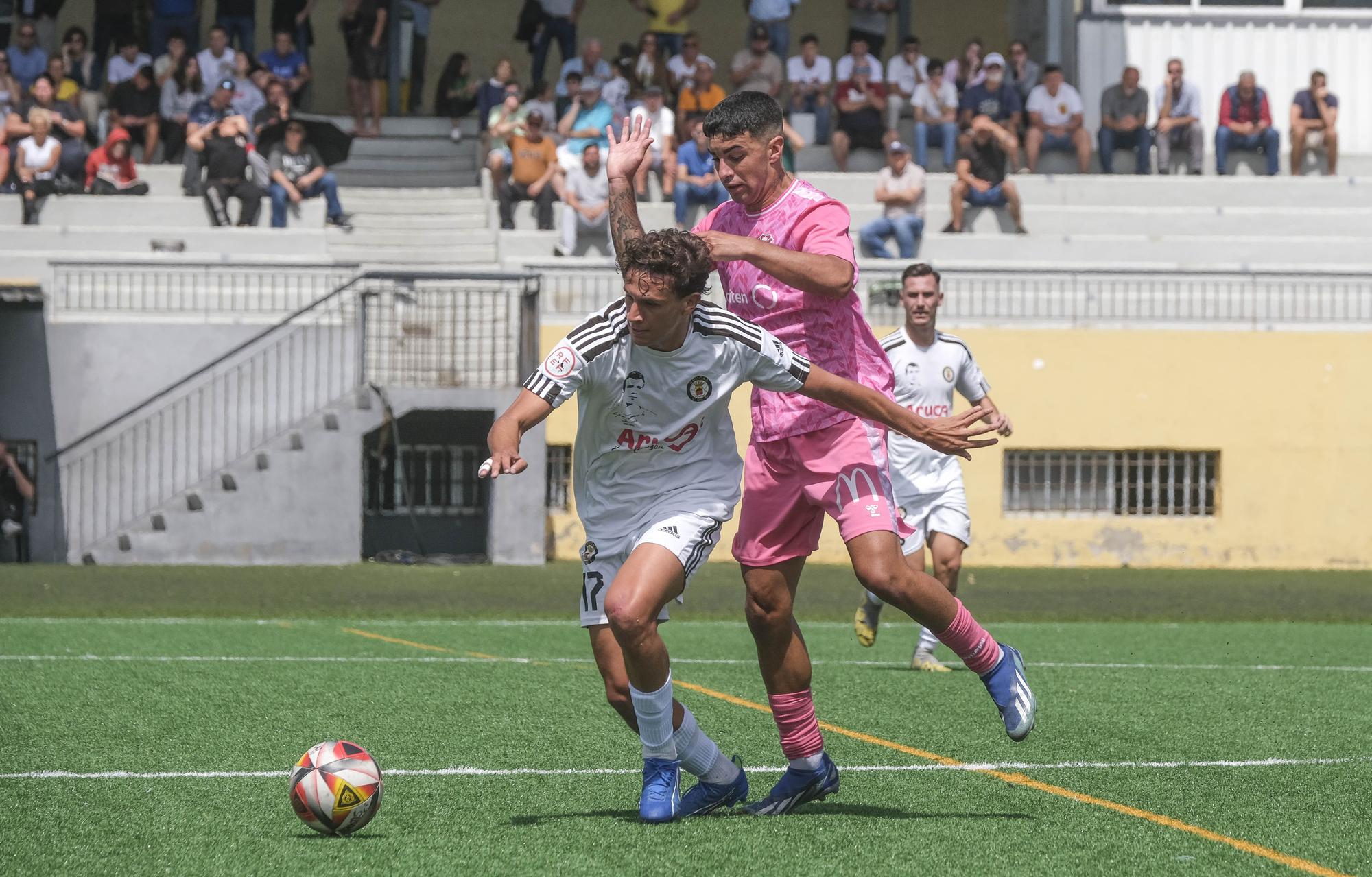 Imágenes del encuentro disputado por el Arucas y el CD Tenerife B, de Tercera División.