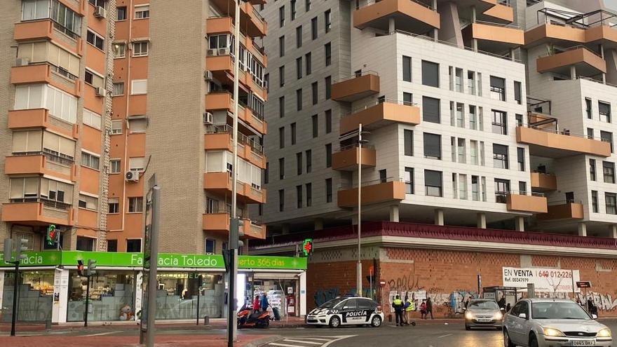 Un coche de la Policía Local de Murcia continúa frente a la farmacia.