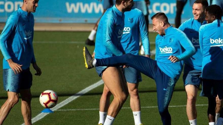 Los jugadores del Barça bromean durante el entrenamiento de ayer. // Enric Fontcuberta