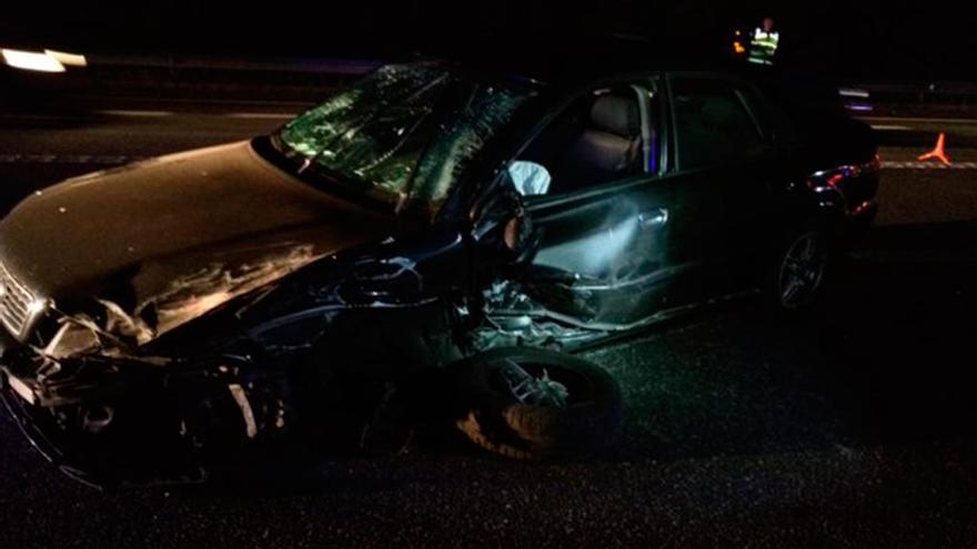 Uno de los coches implicados en el accidente // Emerxencias Sanxenxo