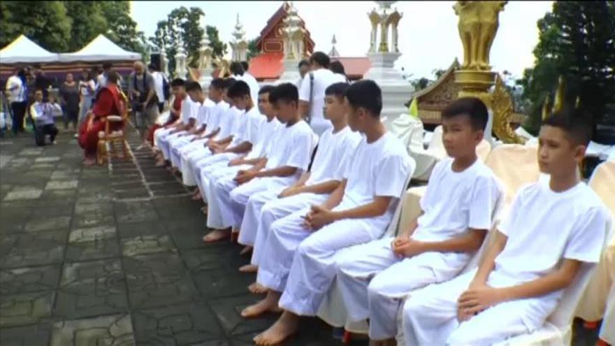 Los niños de la cueva de Tailandia se inician como monjes budistas