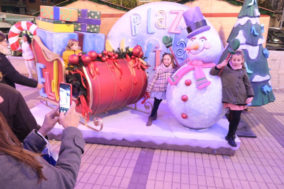 El espectacular photocall navideño instalado en el mercadillo de la plaza de la Hispanidad.