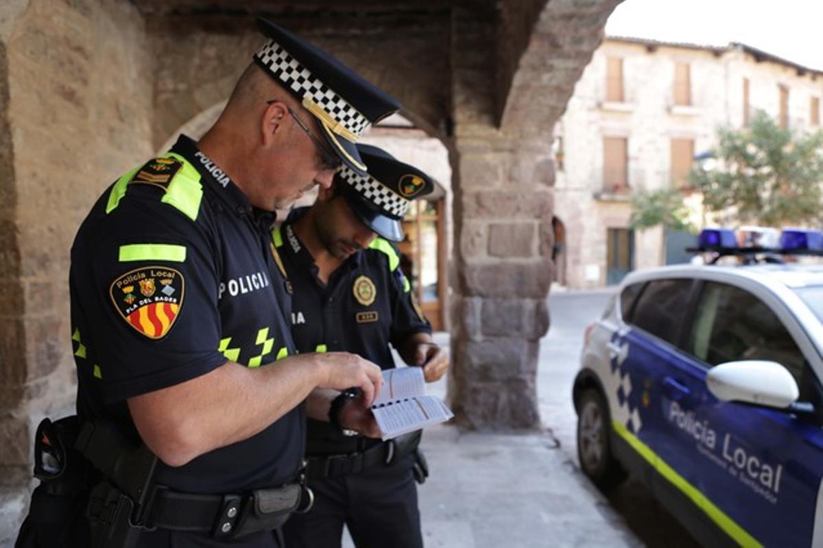 Policia Local de Santpedor, Sallent i Sant Fruitós de Bages a la plaça Major de Santpedor. Policia Local de Santpedor, Sallent i Sant Fruitós de Bages a la plaça Major de Santpedor.