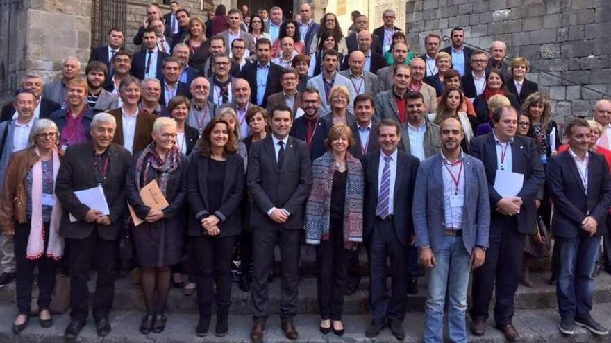 Caballero, en primera fila, 4ºd, posa junto al resto de autoridades catalanas. // FdV