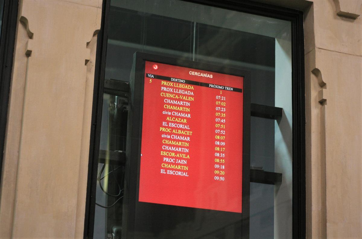 El Cuenca-Valencia, sin vía asignada en la estación de Aranjuez. El resto de trenes son Cercanías de Madrid o Civis