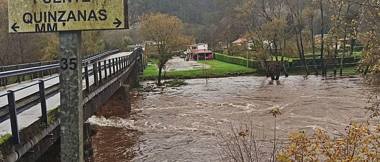 Estado del río Narcea ayer a su paso por puente Quinzanas, en Pravia.