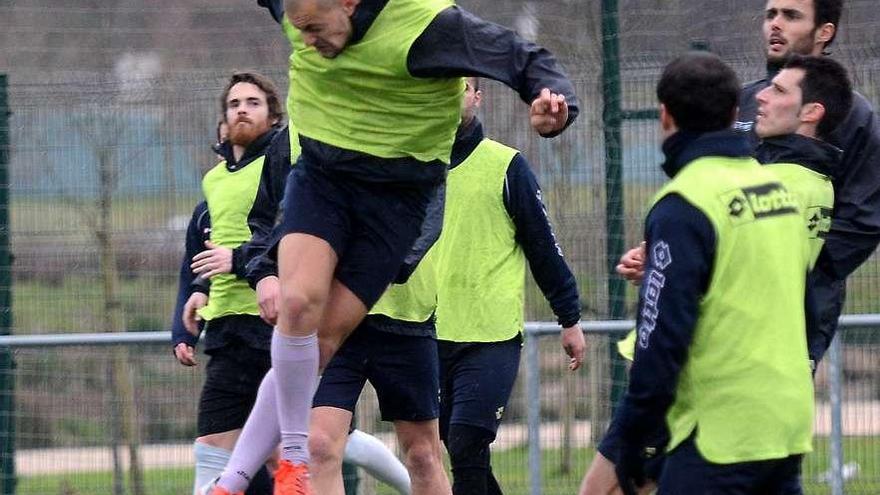 Kevin Levis remata de cabeza un balón durante un partido de entrenamiento. // Rafa Vázquez