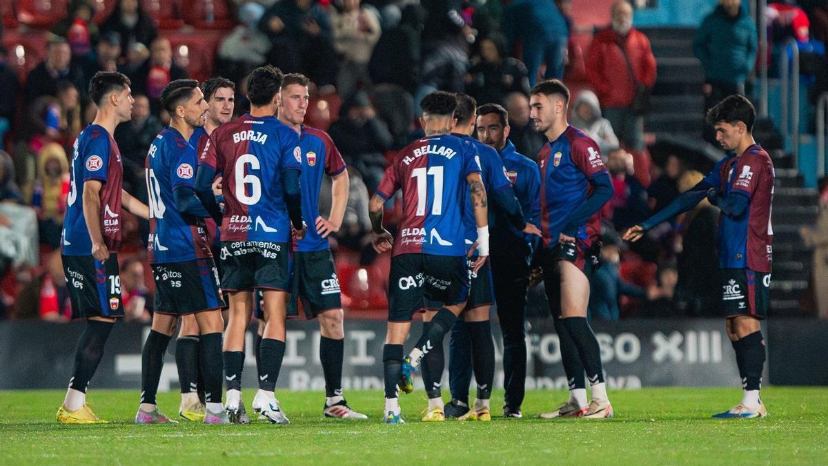 La plantilla del Eldense calienta en los instantes previos a empezar un partido, en el Nuevo Pepico Amat.