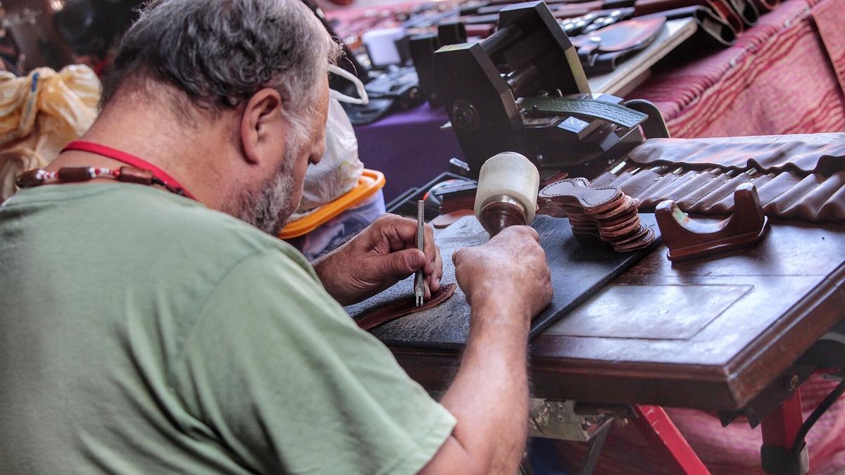 Un artesano en una edición anterior de la Feria Regional de Artesanía de Pinolere.