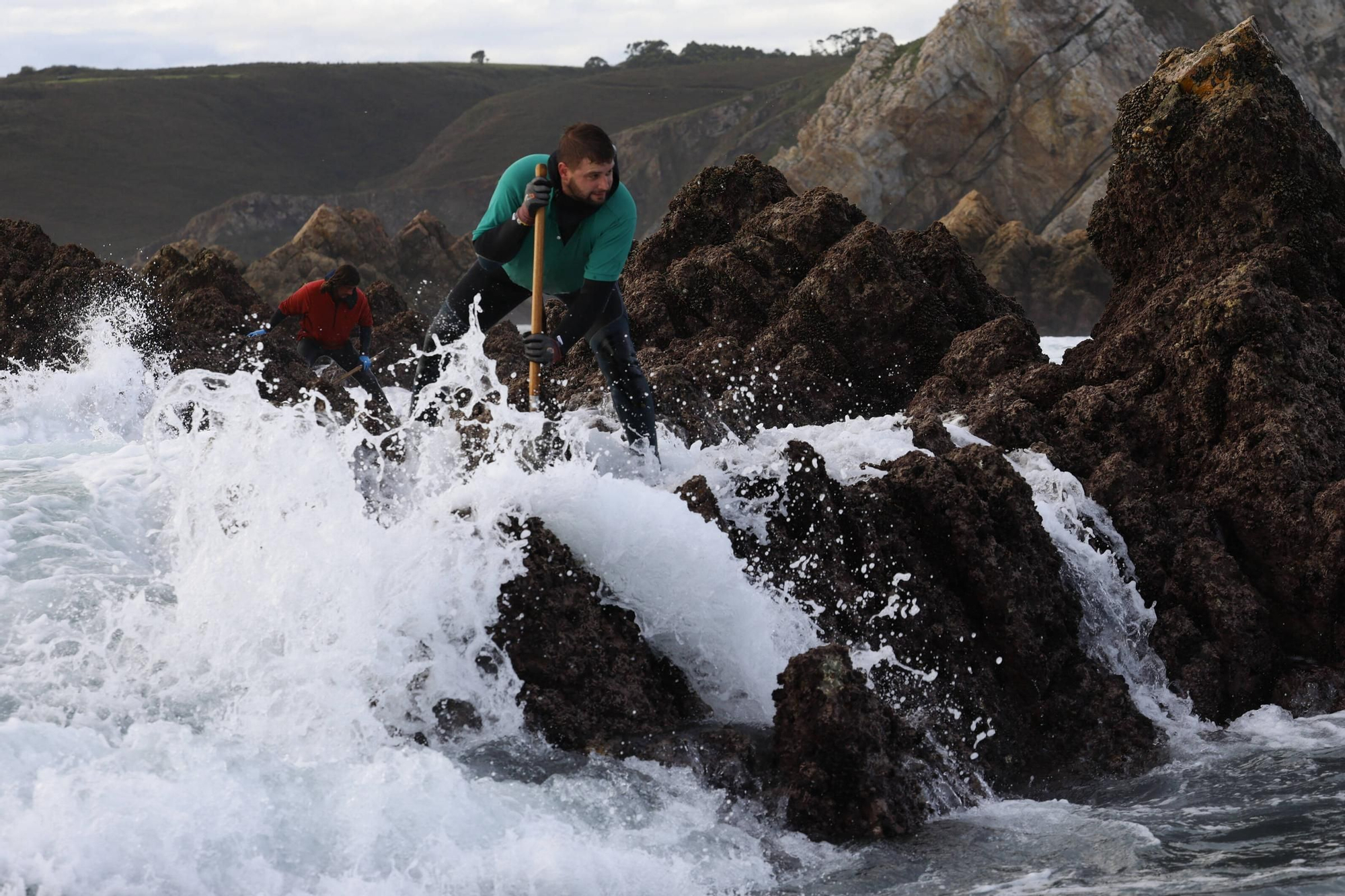 EN IMÁGENES: Así es la dura jornada de los perceberos del cabo Peñas: un oficio de alto riesgo a merced de las olas