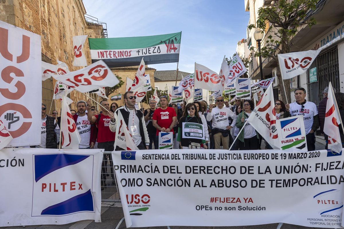 Protesta de interinos y temporales junto a la Asamblea, esta mañana.