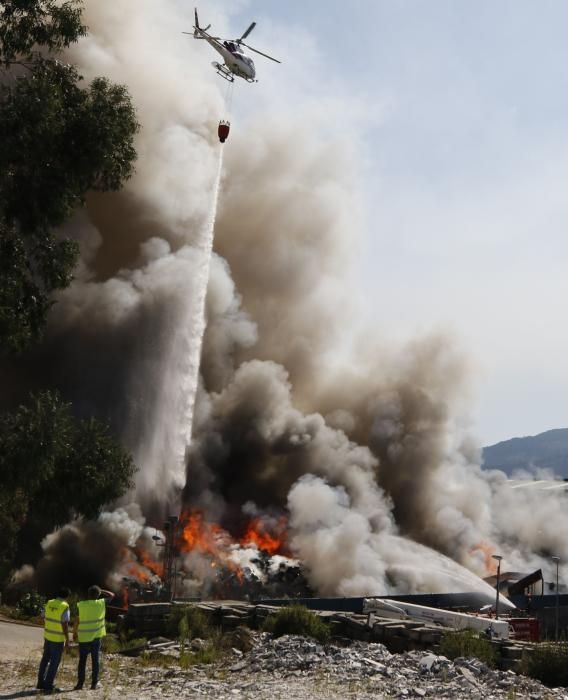 El fuego se ha registrado en una nave dedicada al reciclaje de residuos