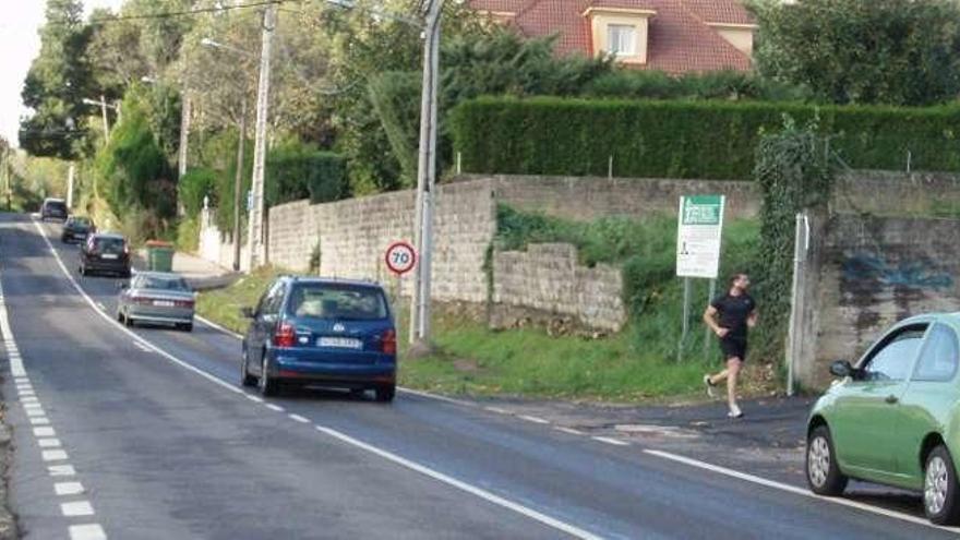 Carretera AC-190 a su paso por O Carballo, cerca del colegio Cristo Rey.