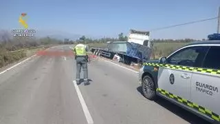 Un camionero bebido sufre un accidente con una carga de 22.000 kilos de tomates en Tiétar