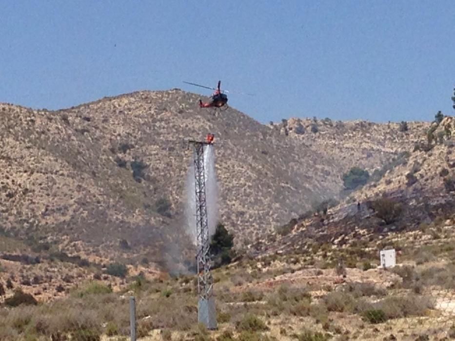 Un helicóptero sofoca el fuego en la zona de Monteagud