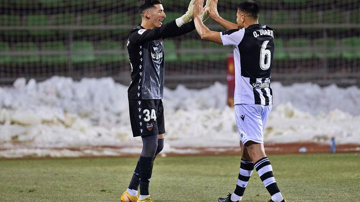 Dani Cárdenas y Óscar Duarte se felicitan tras marcar el defensa costarricense el gol que certificaba el pase a octavos de final. | EFE/RODRIGO JIMÉNEZ