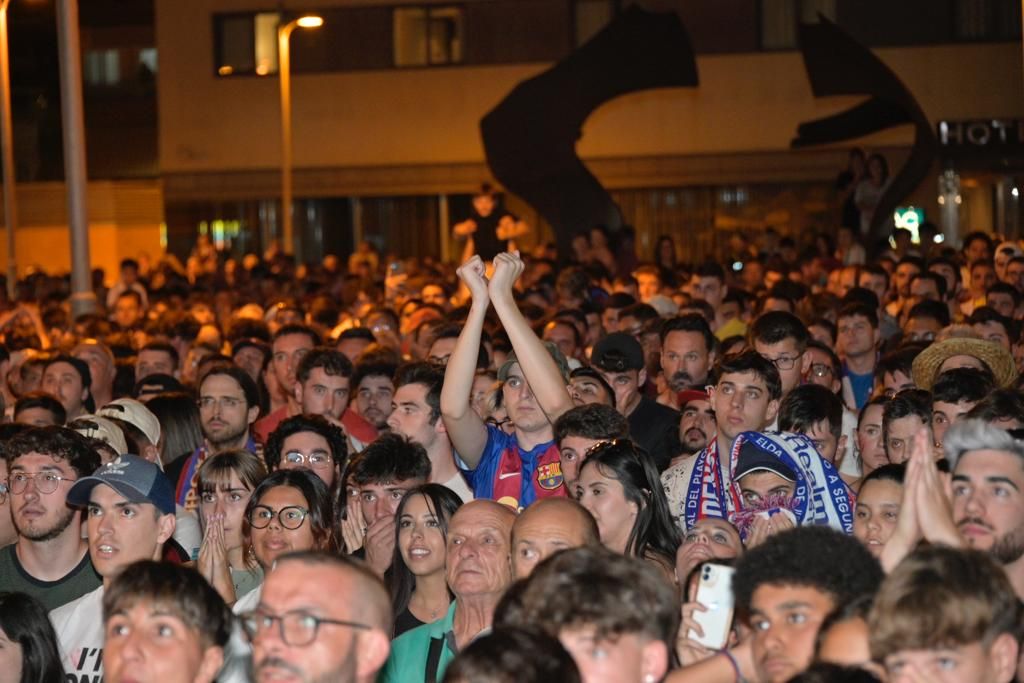Reacción de los aficionados y los jugadores del Eldense tras el gol de penalti del Castilla en la prórroga