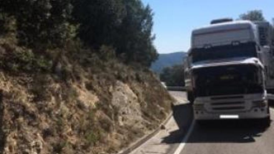 El camió avariat a la carretera, a Oix