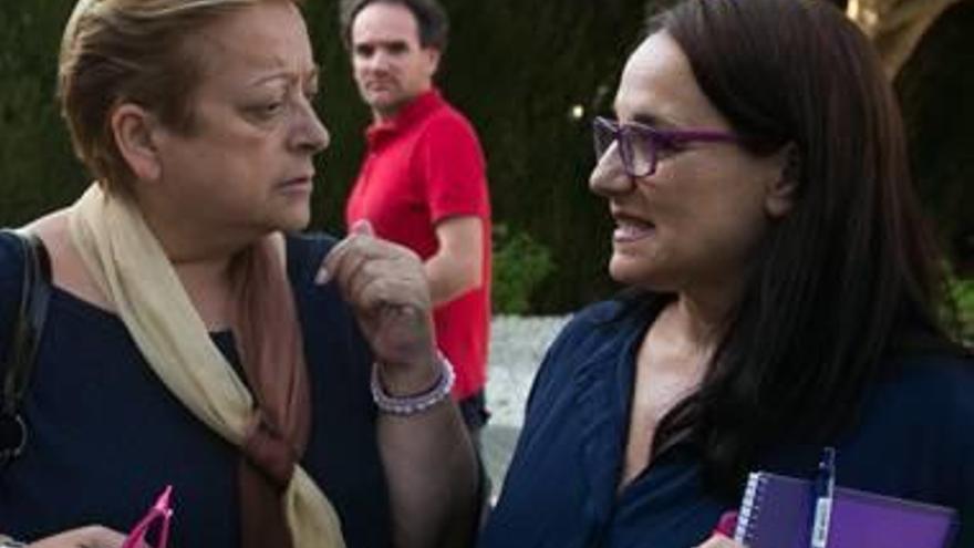 La edil Morales (PSOE) conversa con Espuch (Compromís).