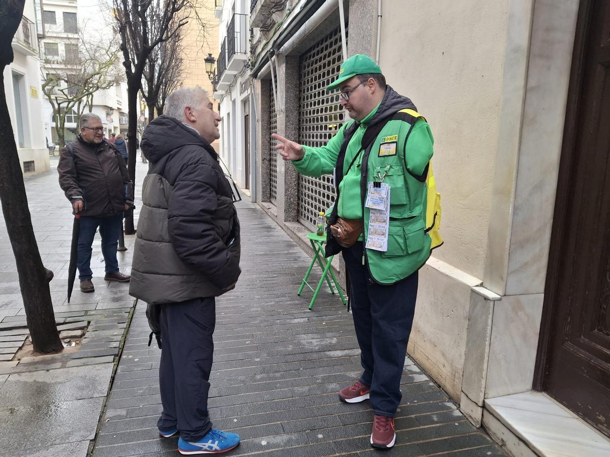 Bruno Miguel, vendiendo cupones hoy en Francisco Pizarro (Badajoz).