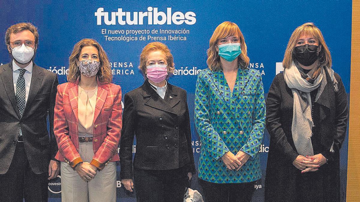 De izq. a dcha; Aitor Moll, consejero delegado de Prensa Ibérica; Raquel Sánchez, ministra de Transportes; Arantza Sarasola, vicepresidenta de Prensa Ibérica; Pilar Alegría, ministra de Educación; Núria Marín, alcaldesa de L’Hospitalet, y Albert Sáez, director de ‘El Periódico’