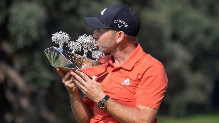 Sergio García besa el trofeo de ganador.