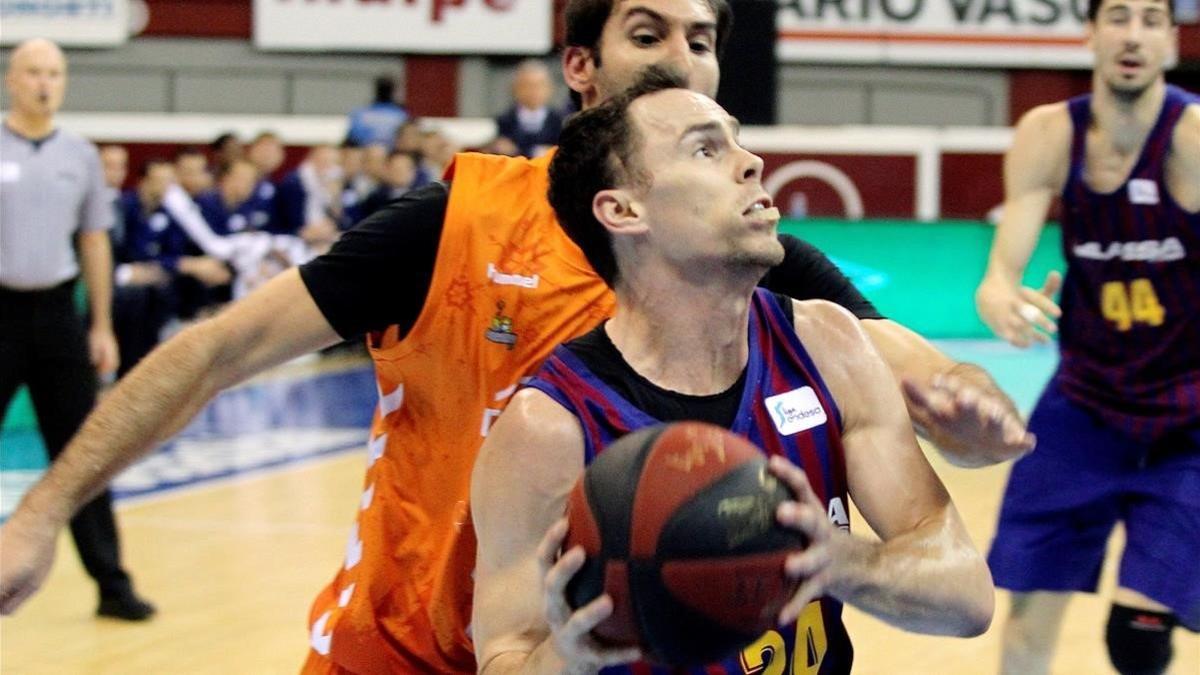 Kyle Kuric entra a canasta ante Alberto Corbacho.