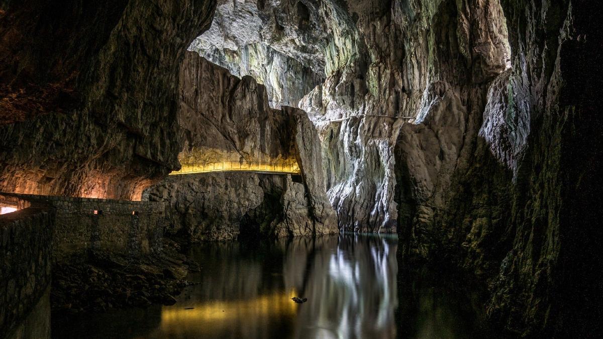 Viaje a (casi) el centro de la tierra: la gruta más espectacular del mundo