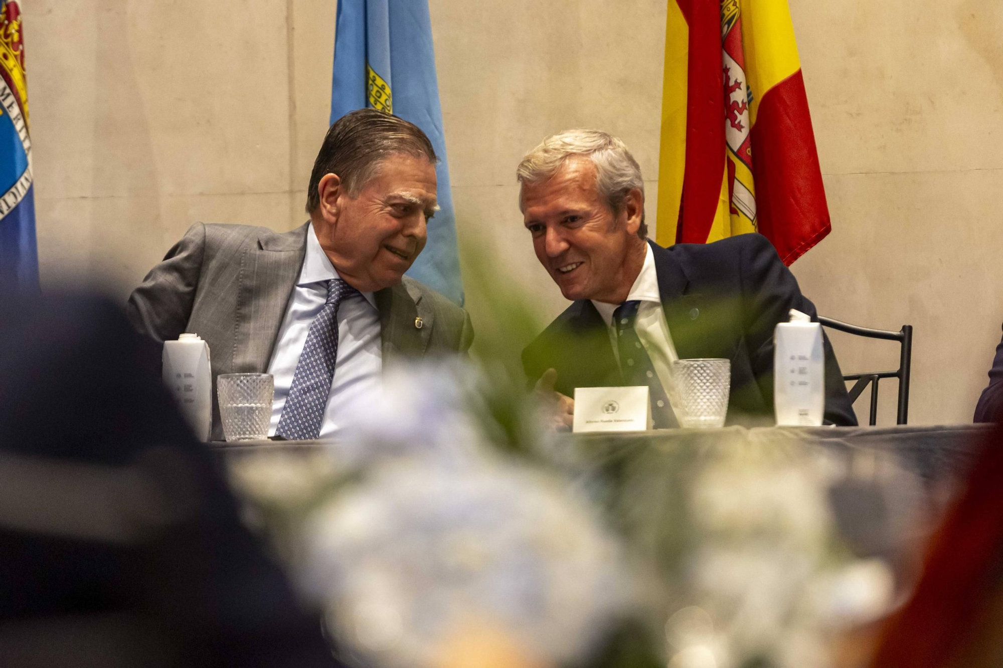 La Asociación Día de Galicia en Asturias entrega su medalla de oro a Adrián Barbón y Carmen Moriyón