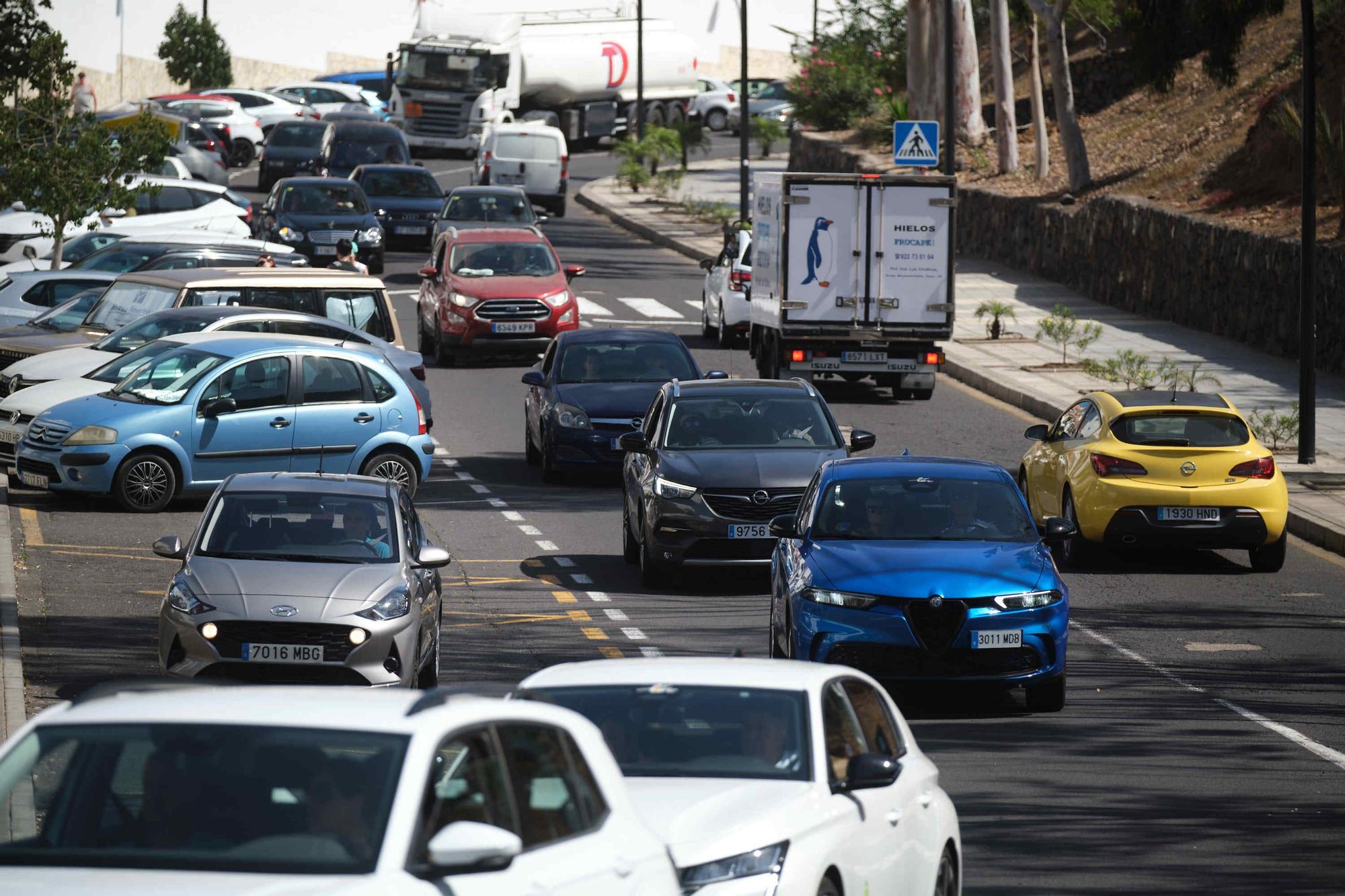 Colas de vehículos en el Puerto de Los Cristianos